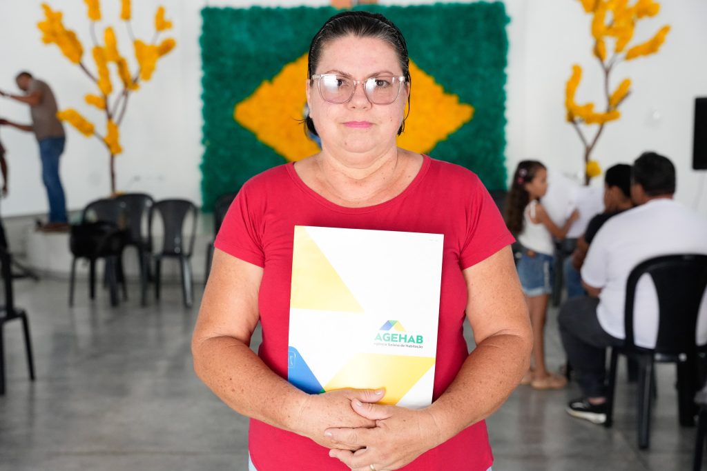 Governo de Goiás entrega escrituras de casas a custo zero em Faina