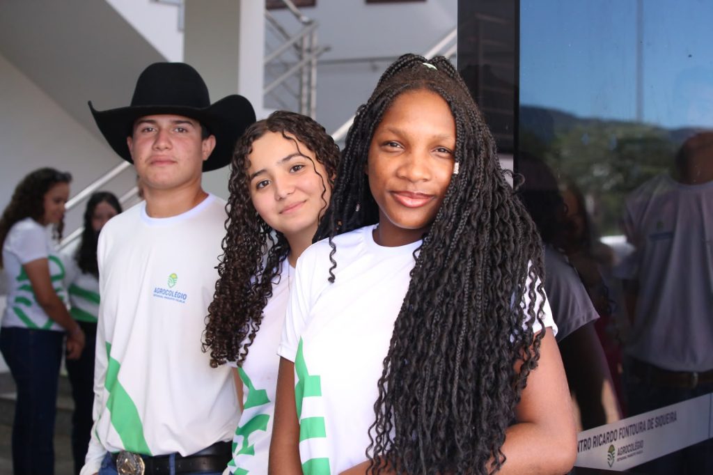 Alunos do Agrocolégio Estadual Maguito Vilela