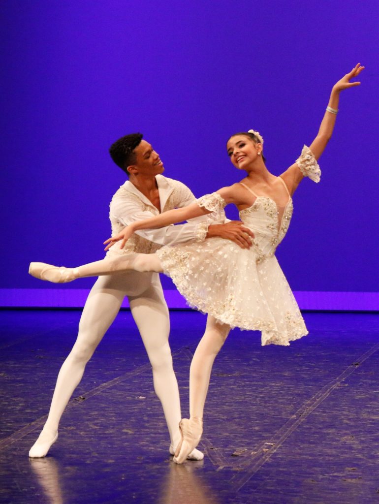 Bailarinos do Basileu França participam de evento internacional
