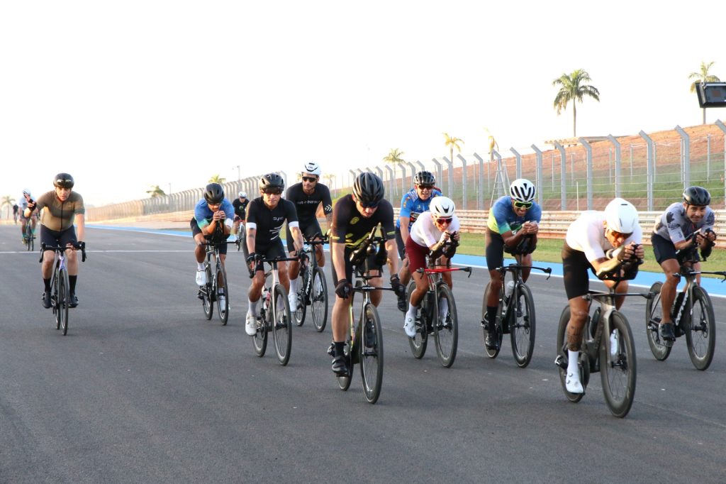ciclistas no autódromo de Goiânia
