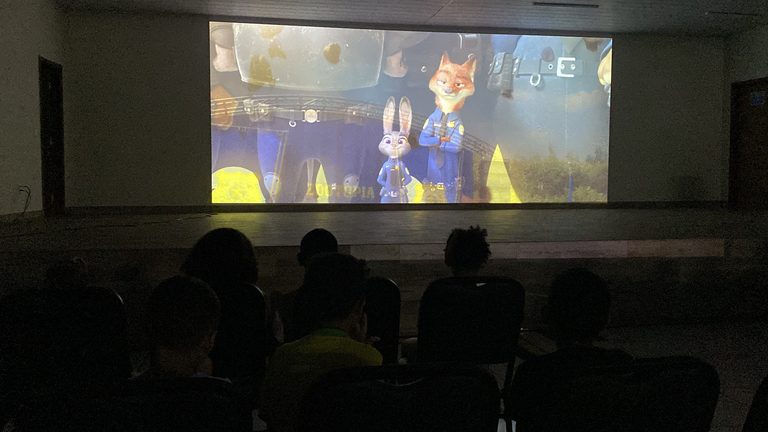 Cinema gratuito em Goiás chega a Hidrolândia, Itaberaí e Santa Fé de Goiás com gibiteca, contação de histórias e filmes.