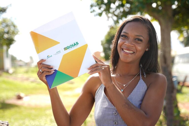 Mulher com escritura na mão