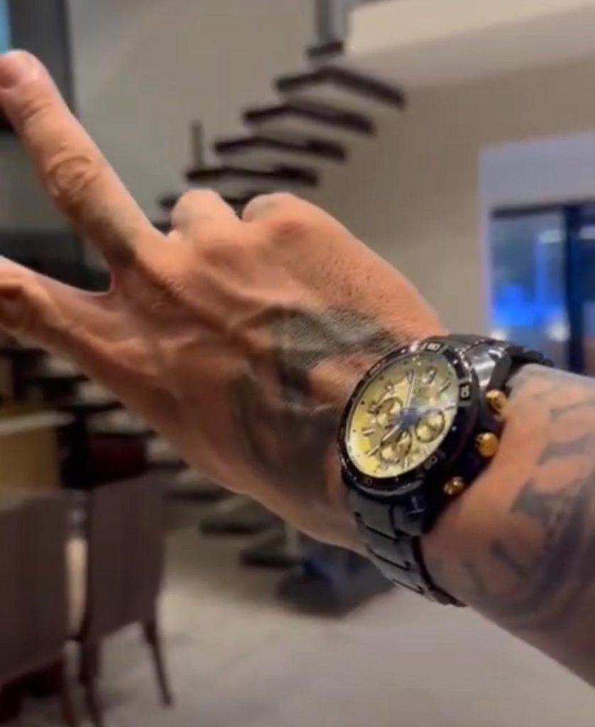 Homem ostenta joias furtadas nas redes sociais e acaba preso