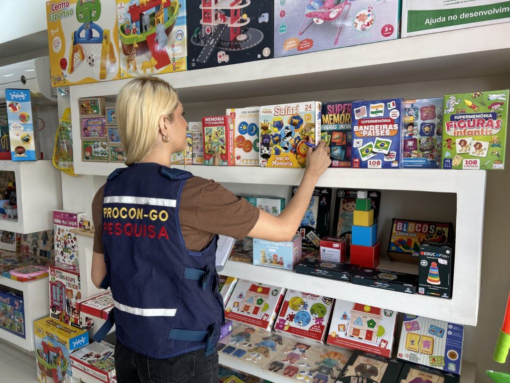 Preço de brinquedos varia até 400% em Goiânia, aponta Procon Goiás - Fiscal do Procon Goiás realizando pesquisa de preços em lojas de brinquedos