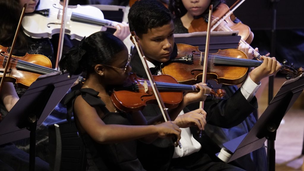 Basileu França leva clássicos infantis e temas de filmes ao palco - Crianças no palco tocanto violino