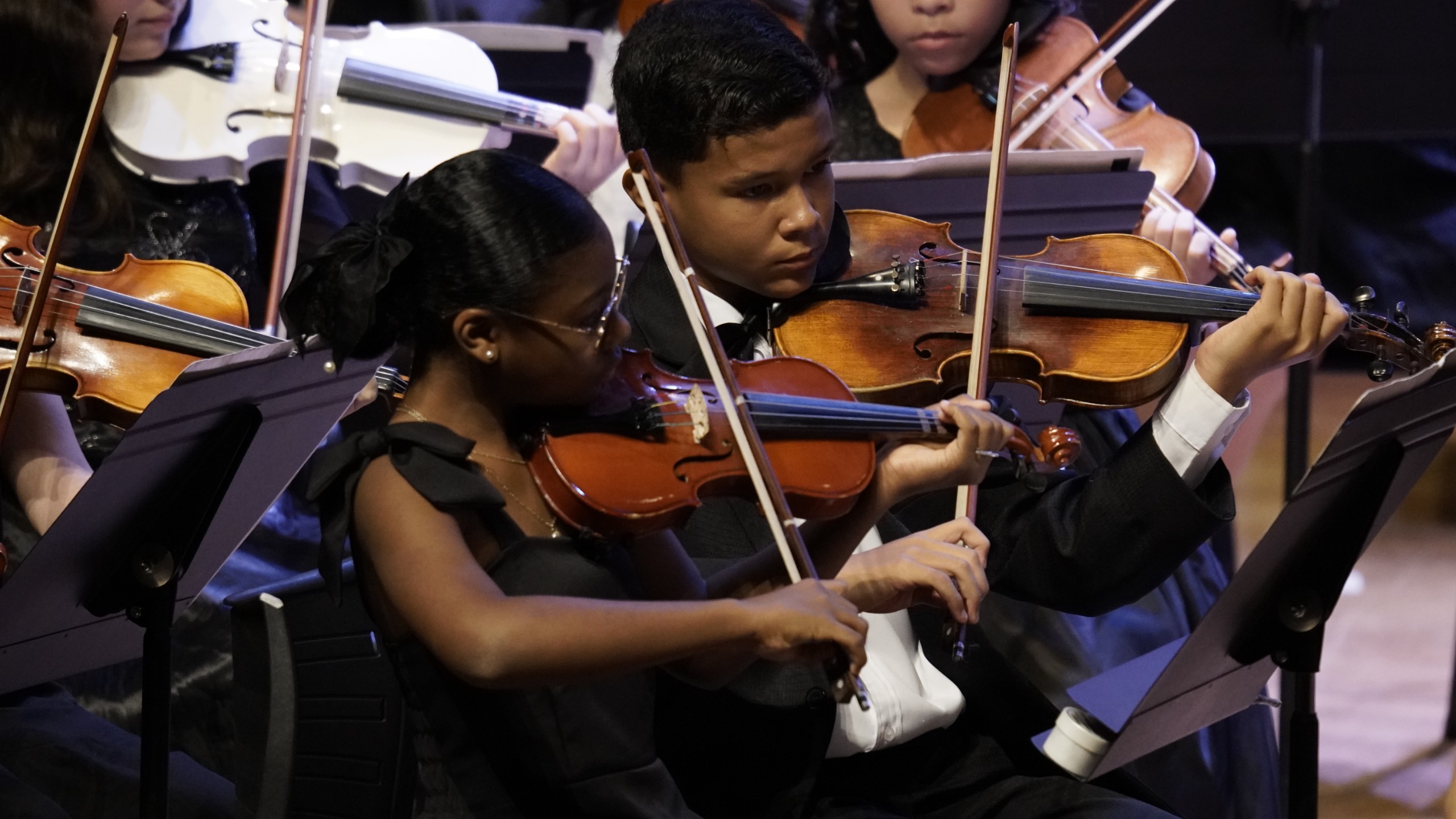 Basileu França leva clássicos infantis e temas de filmes ao palco - Crianças no palco tocanto violino