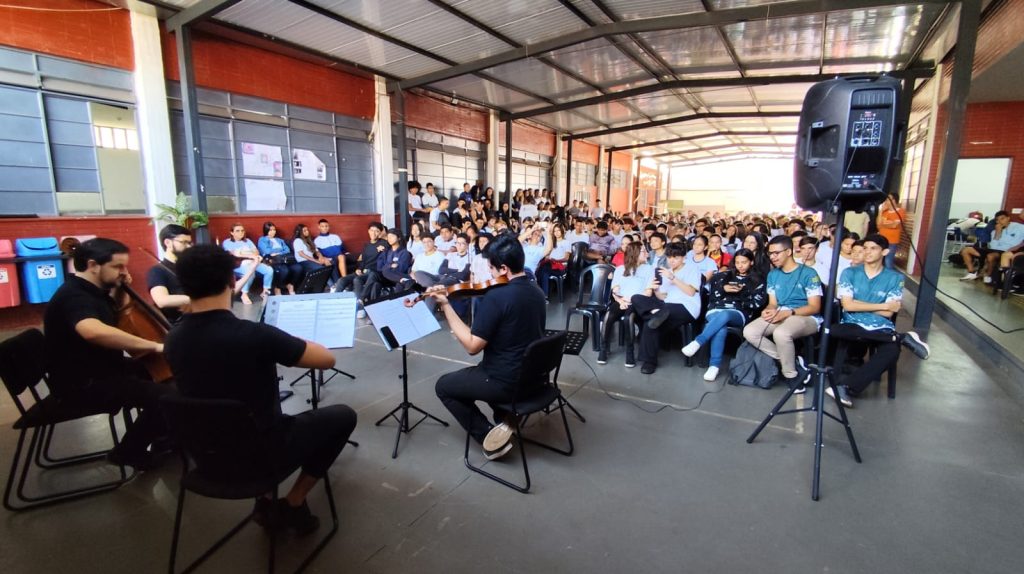Orquestra Filarmônica leva música clássica a escolas na semana do Dia das Crianças