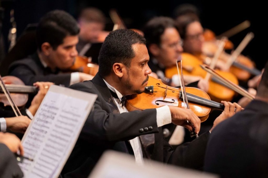 Teatro Goiânia celebra os 93 anos da capital com concerto da Orquestra Sinfônica de Goiânia - músicos da Orquestra Sinfônica durante apresentação no palco