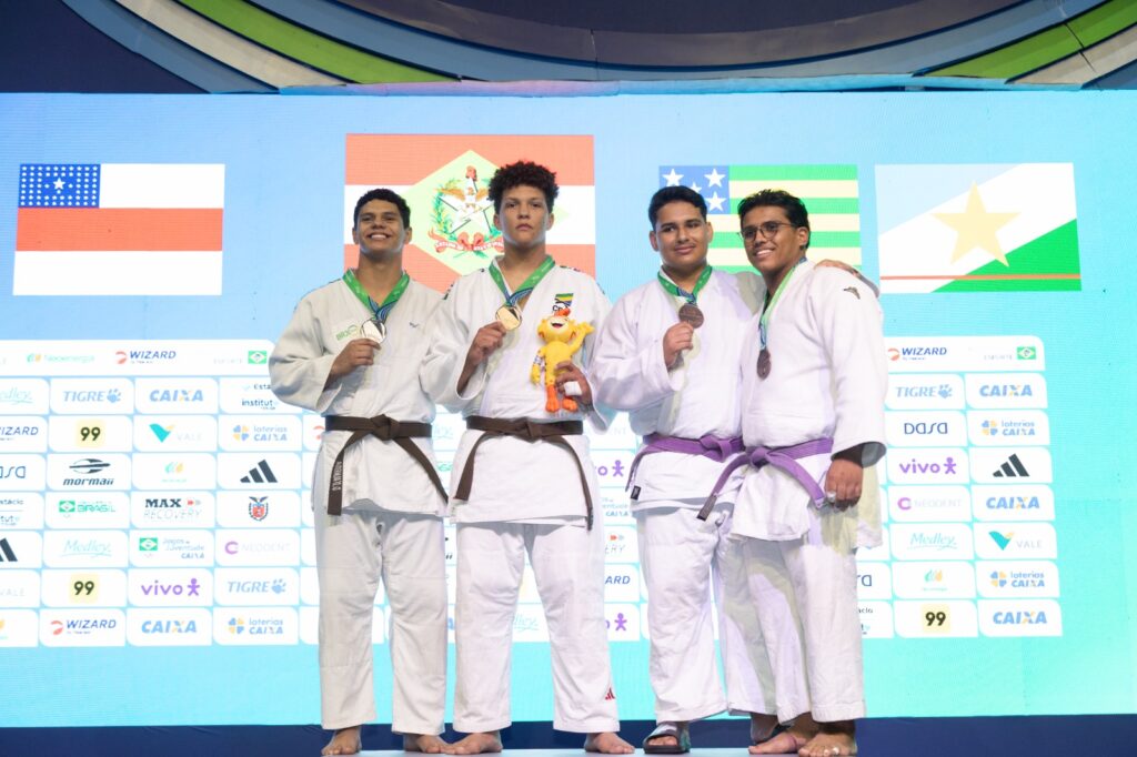 Jogos da Juventude 2026: Joaquim Pyetro conquista mais um bronze para Goiás -Joaquim Pyetro no podium ao lado de outros três atletas