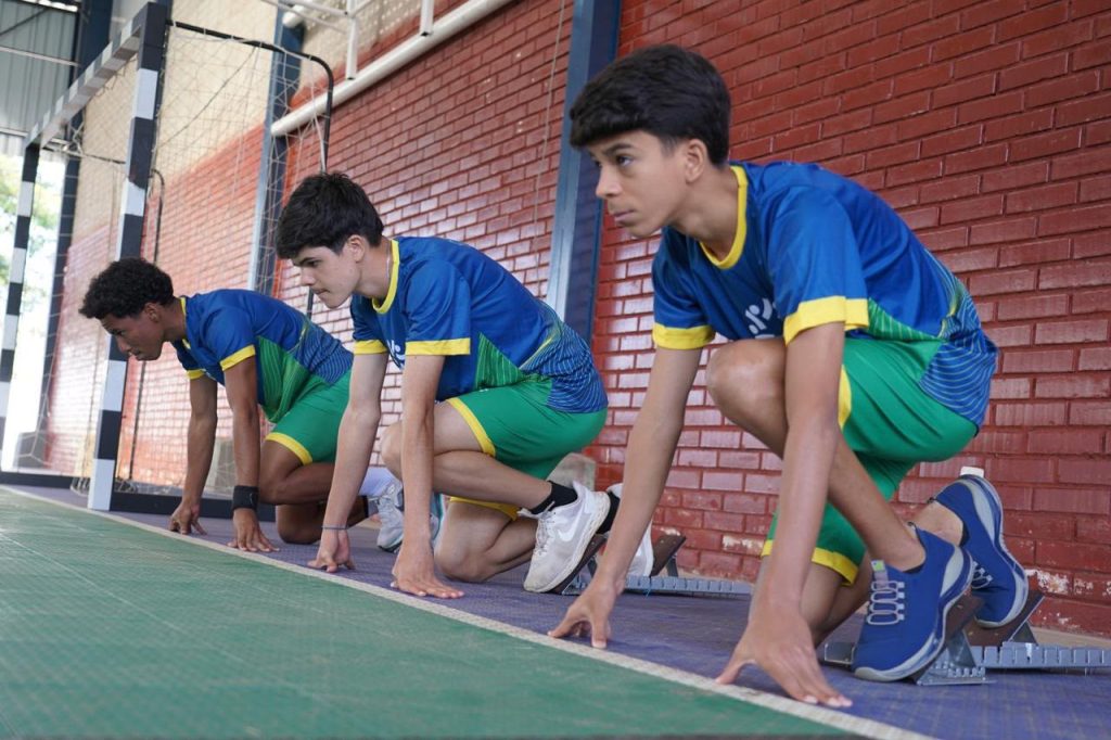 Cepi do Esporte abre 80 vagas para 8º ano do ensino fundamental em 2027 - alunos uniformizaados em quadra poliesportiva