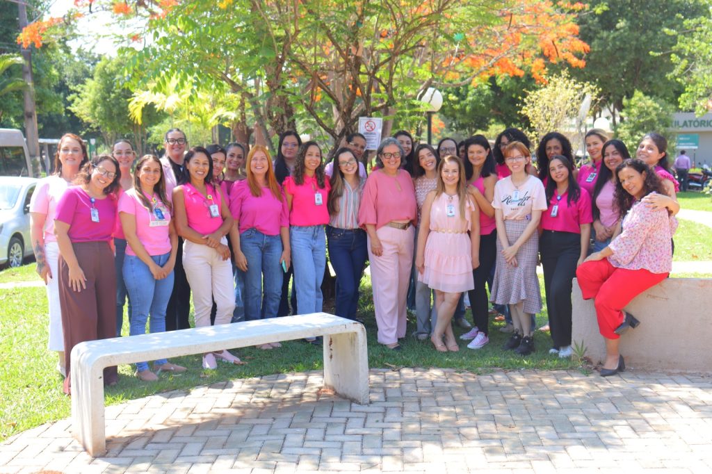 HDS mobiliza para Outubro Rosa e chama atenção para diagnóstico precoce do câncer de mama - equipe feminina do HDS vestindo rosa