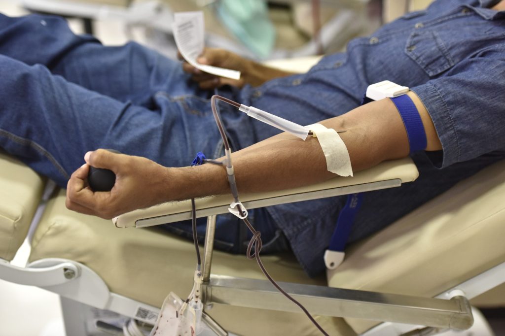 Novas regras para doação de sangue entram em vigor e ampliam público apto - pessoa doando sangue