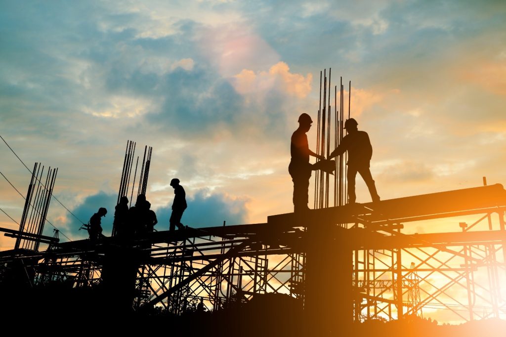 Investimentos públicos em Goiás mais que dobram em 2026 - trabalhadores na construção civil