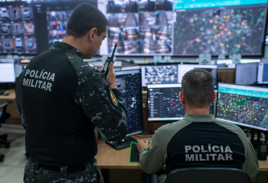 Inteligência Artificial já ajudou a esclarecer mais de 3 mil crimes em Goiás - policiais em central de monitoramento