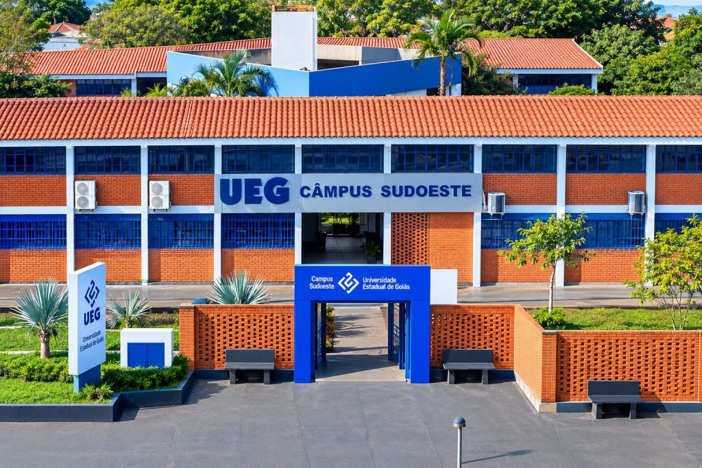 Abertas inscrições para Processo Seletivo para Pós-Graduação UEG 2027/1 - Campus Sudoeste fachada externa durante o dia